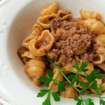 GNOCCHI DI FARRO CON ZAFFERANO, ALICI, OLIVE NERE E PANGRATTATO AL LIMONE