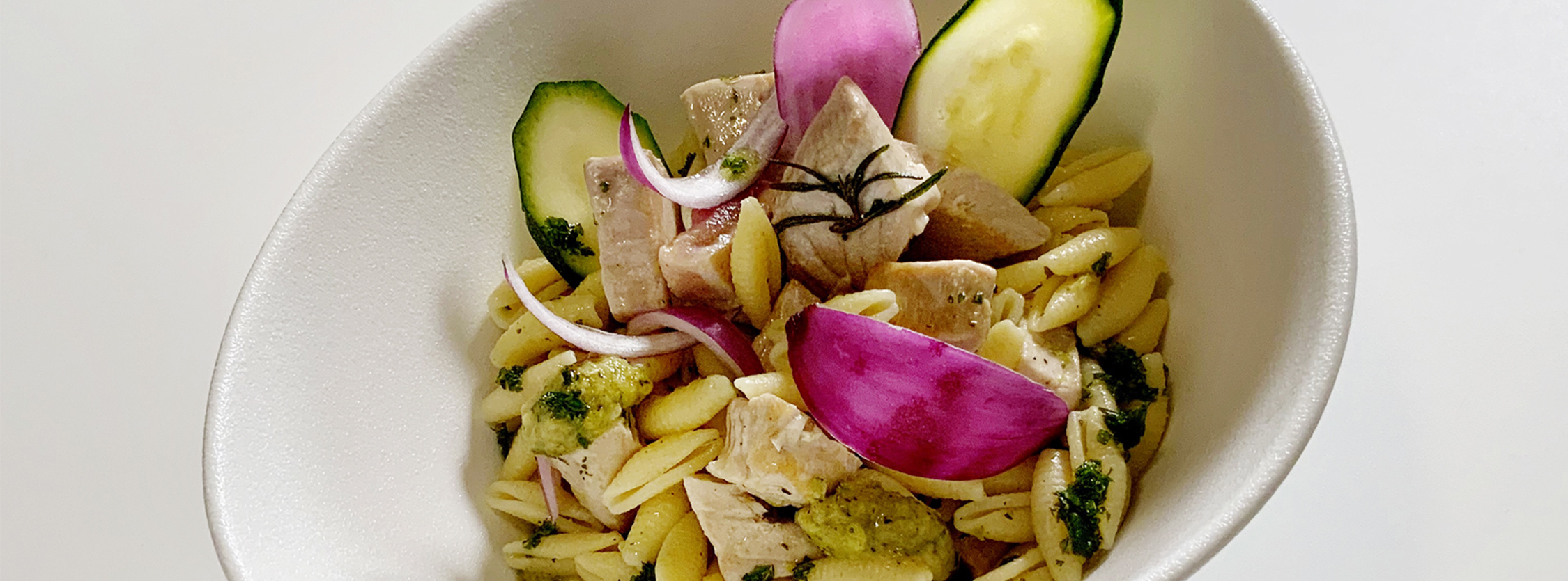 Gnocchetti Sardi con tonno e petali di cipolla rossa in salsa di zucchine