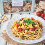 Fettuccine integrali al pesto di pistacchi con zucchine e pomodorini confit