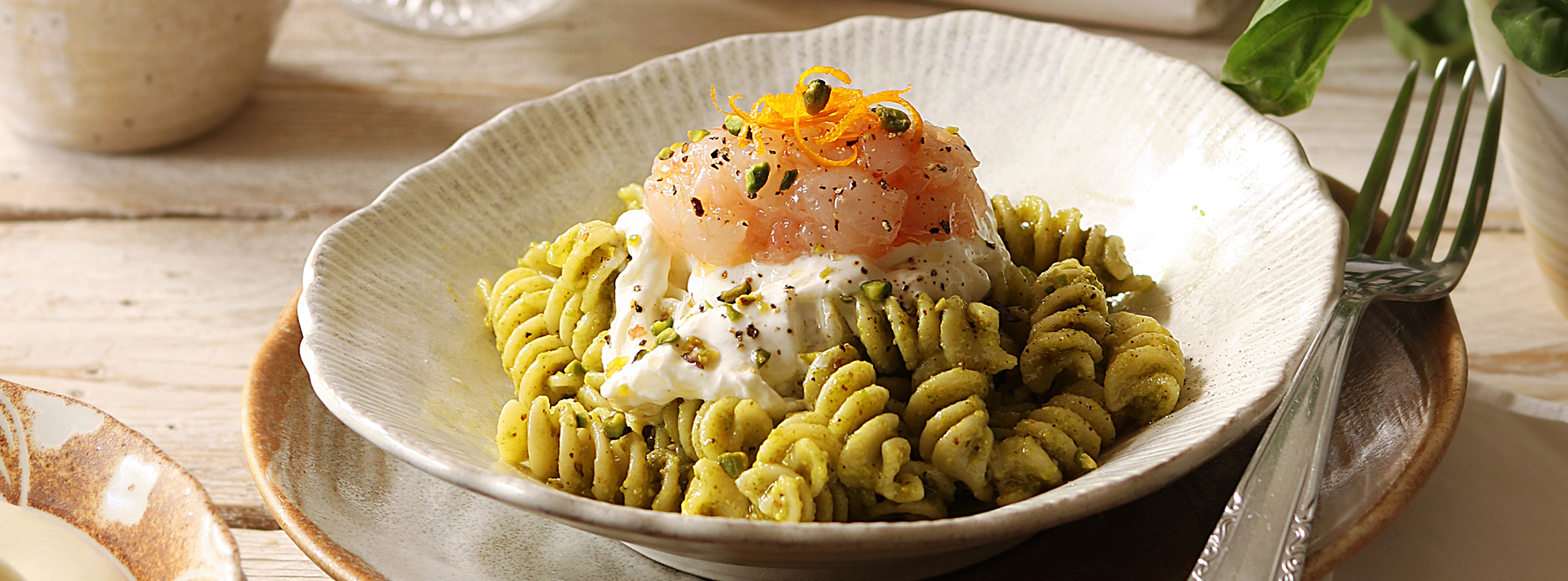 Fusilli con tartare di gamberi, burrata, pesto di pistacchi e scorzetta di arancia