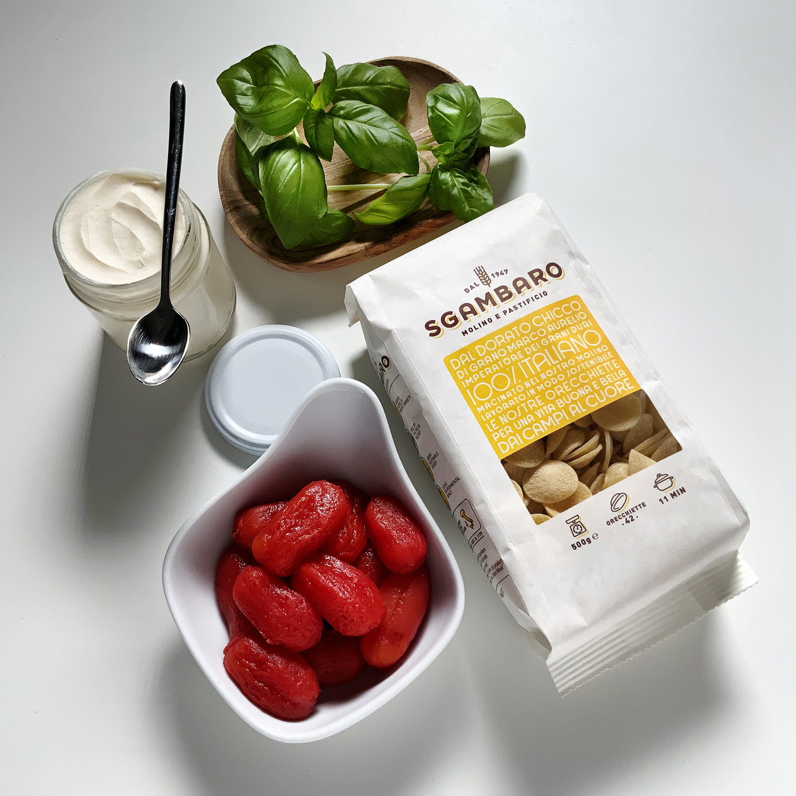 Orecchiette Sgambaro al sugo di datterini, olio al basilico e ricotta forte ingredienti