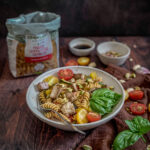 Spelt, lentil and quinoa trivelline with vegetables, tofu and pistachios