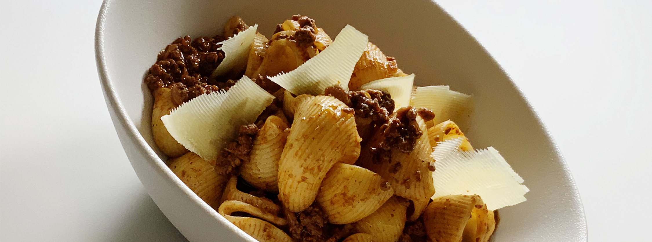 Lumache al ragù di manzo e porcini con scaglie di formaggio di malga