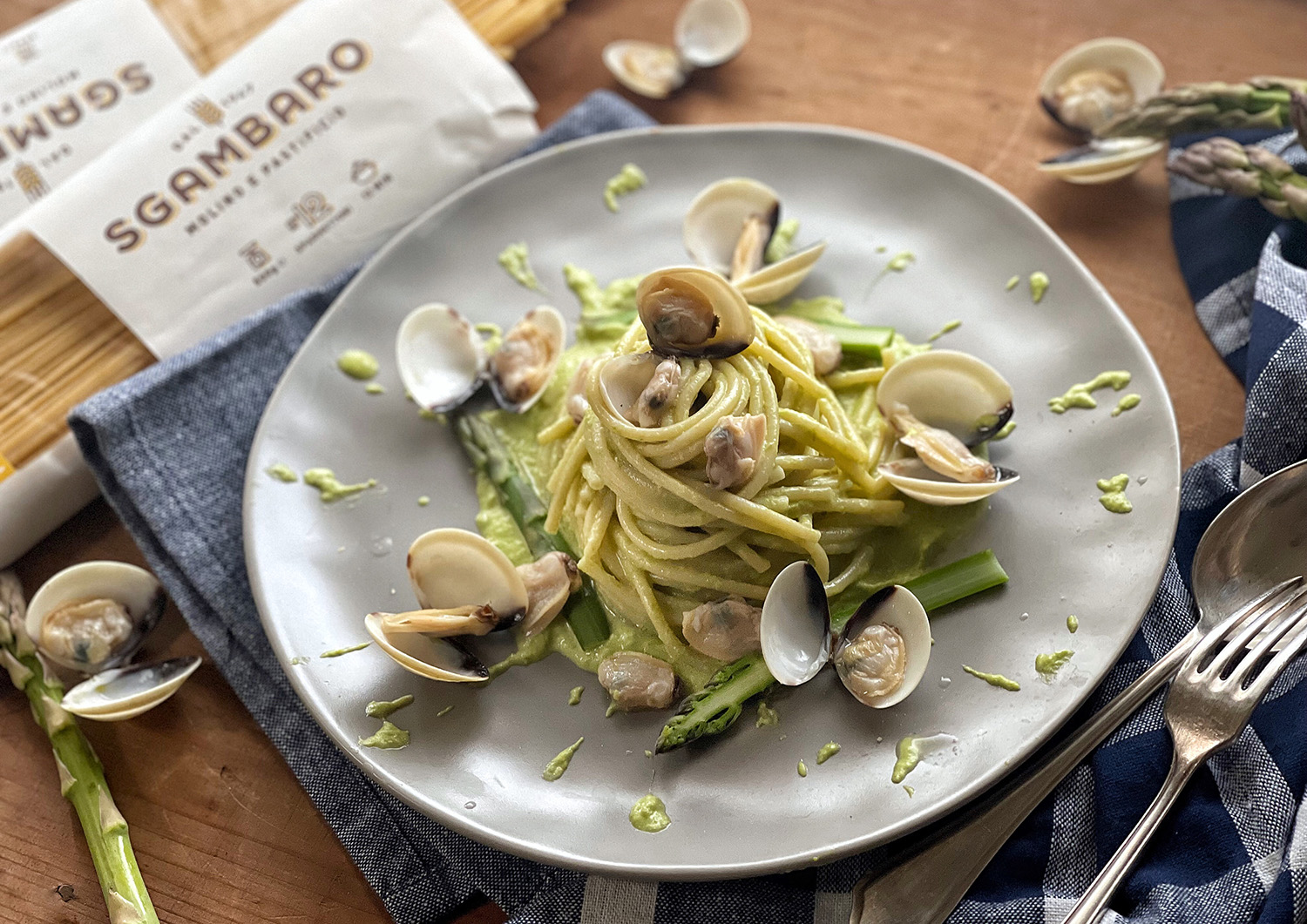 spaghettone crema di asparagi e vongole con pack