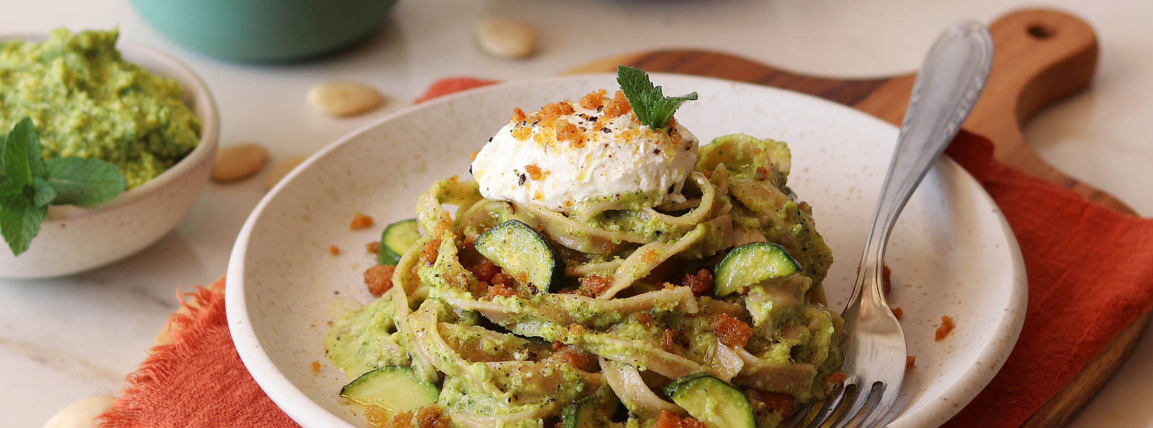 piatto-fettuccine-farro-dicocco-pesto-zucchine