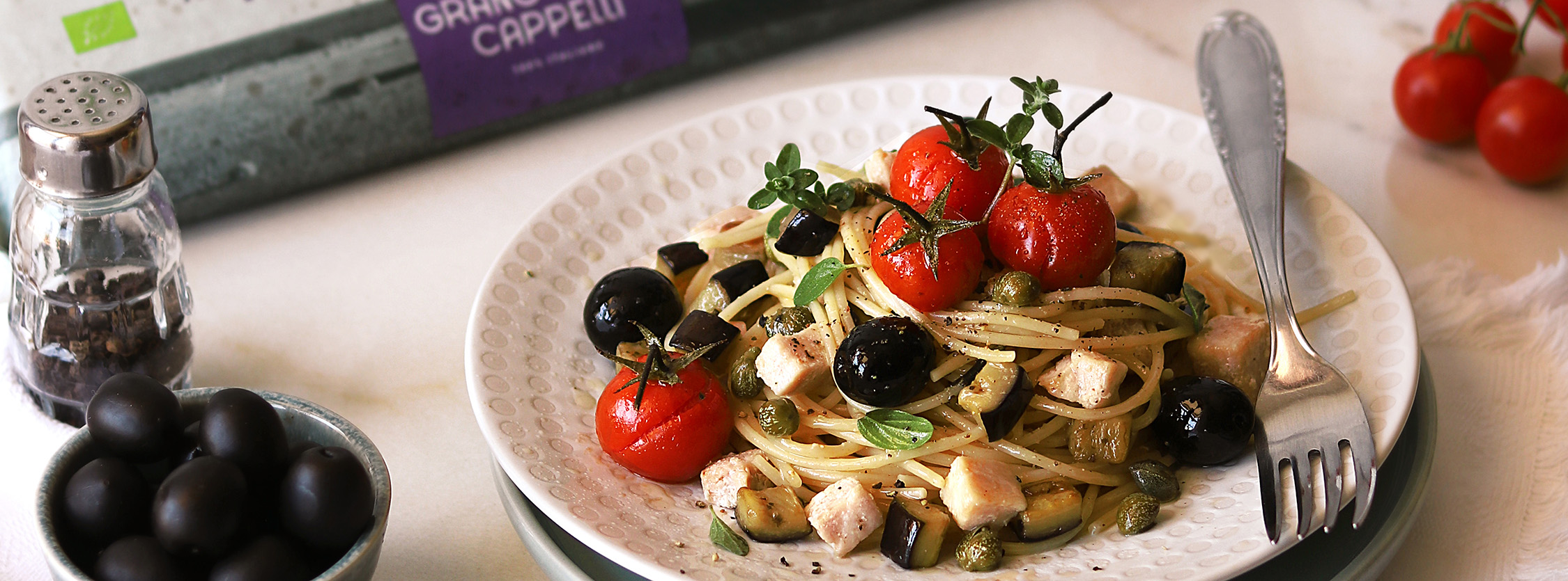 piatto-spaghetti-cappelli-pesce-spada-melanzane-pomodori-confit