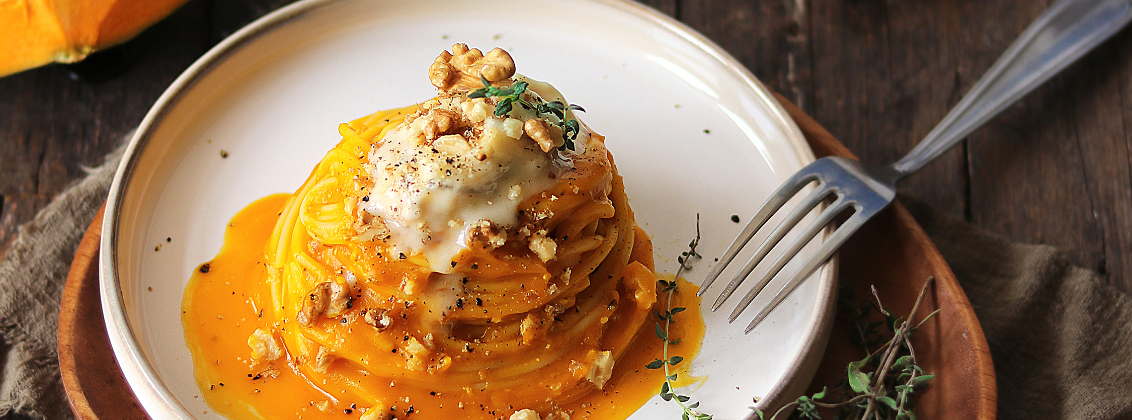 spaghetti-crema-di-zucca-gorgonzola-noci